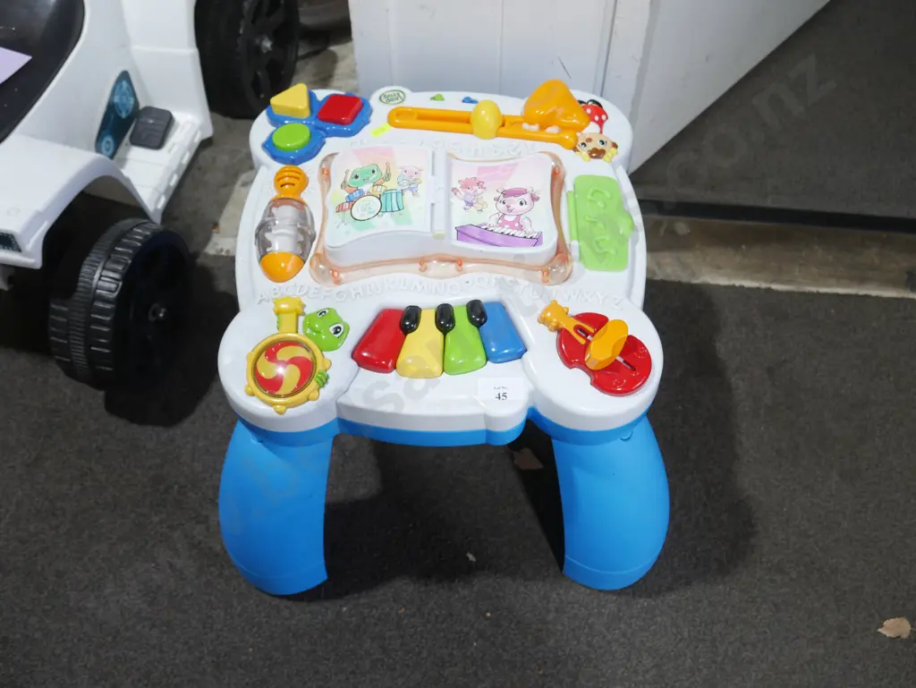 Child's play table Image 1++