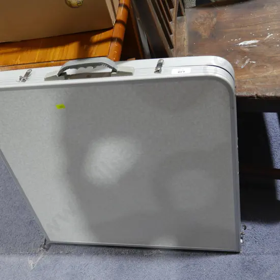 Folding table