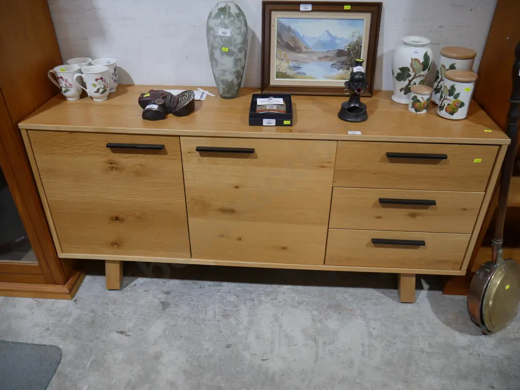 Sideboard Image 1++