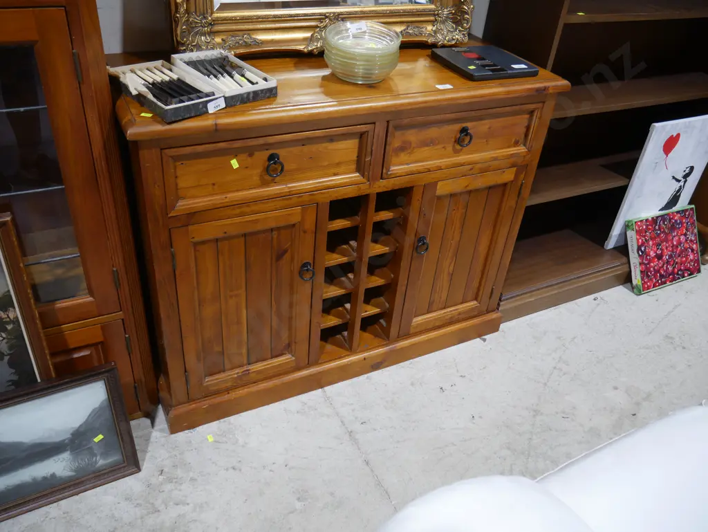 Sideboard Image 1++