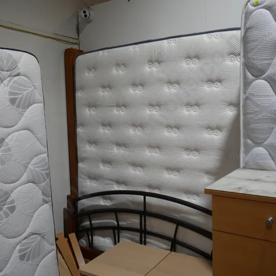 Queen size slat bed