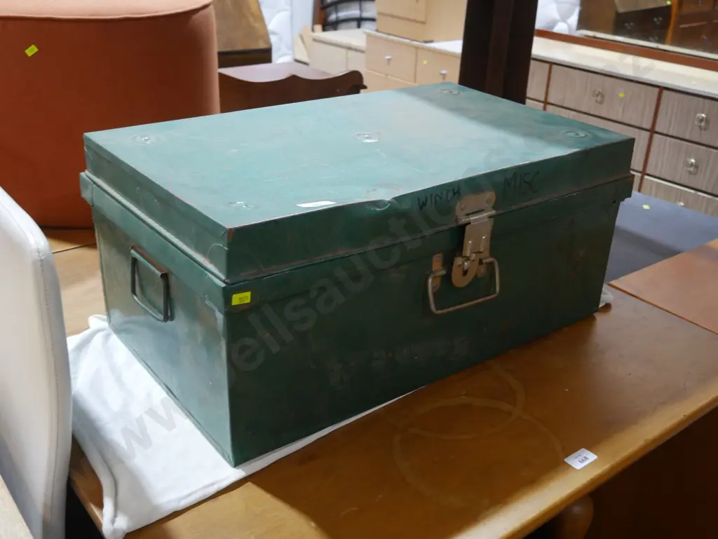 Tin trunk Image 1++