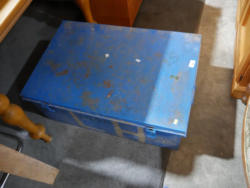 Tin trunk Image 1++