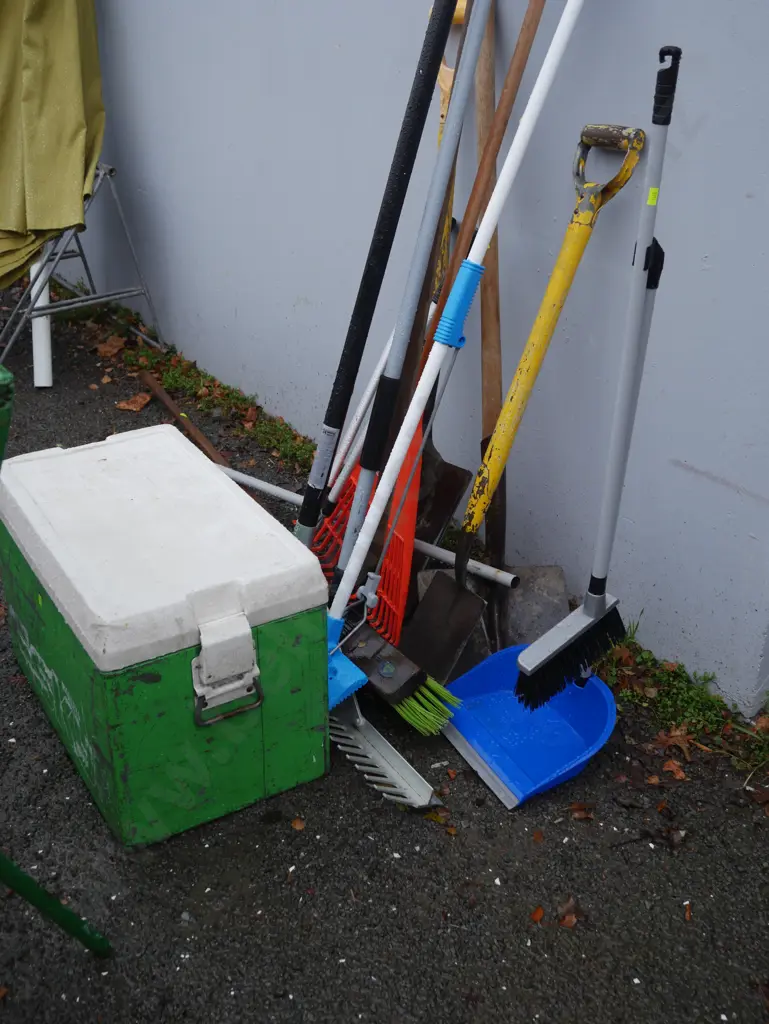Garden tools, chilly bin Image 1++