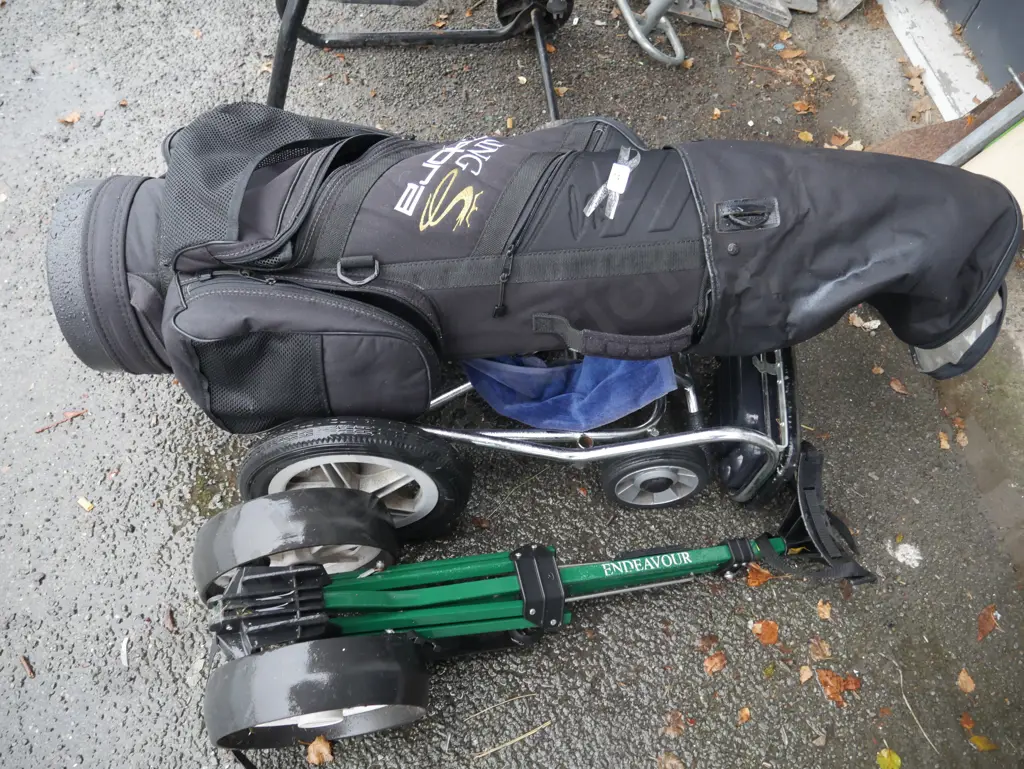 Golf bag and trundler Image 1++
