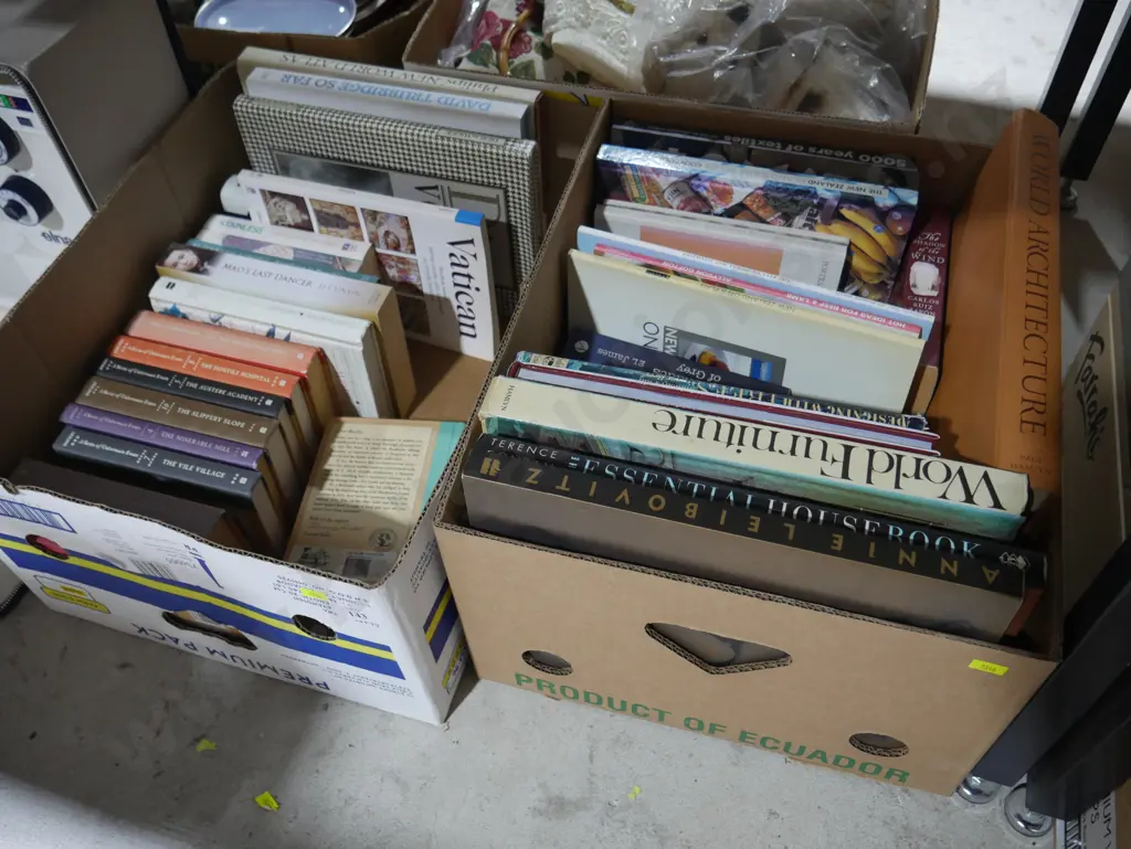 Books - 2 boxes Image 1++