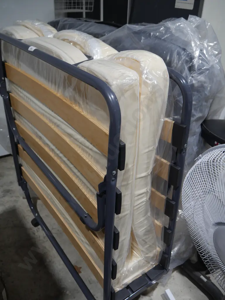 2x folding beds Image 1++