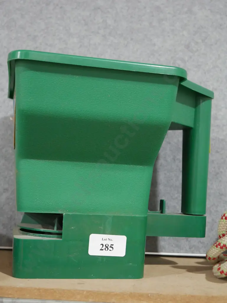 Fertilizer spreader Image 1++