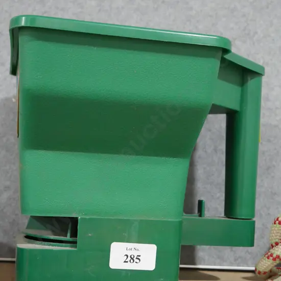 Fertilizer spreader