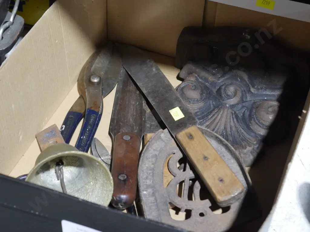 Knife, bell, cast iron piece Image 1++