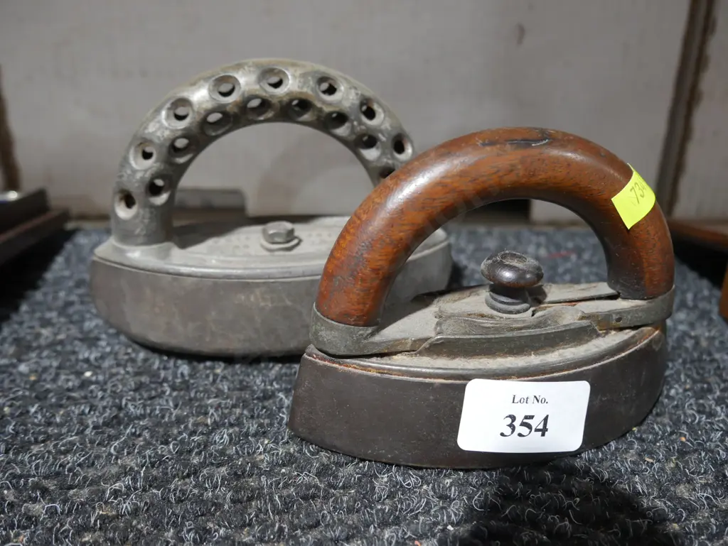 2 pots irons Image 1++