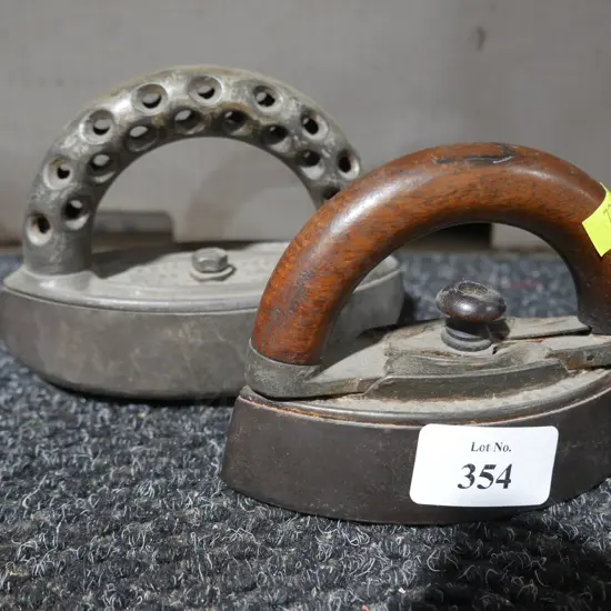 2 pots irons