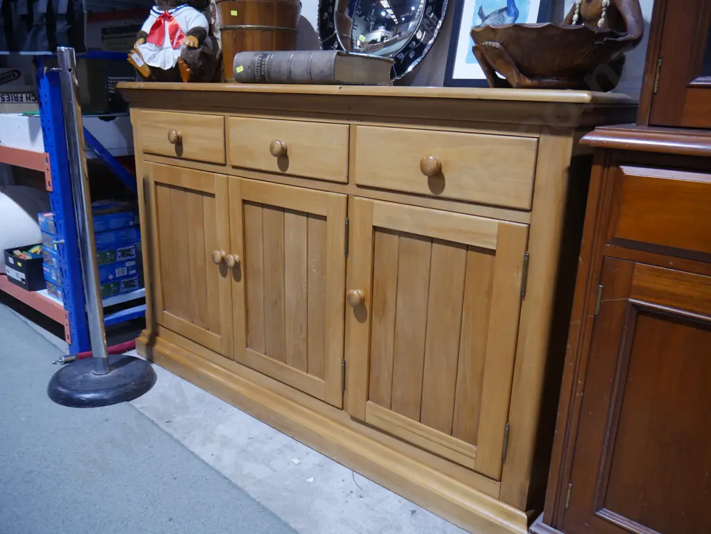 Sideboard Image 1++