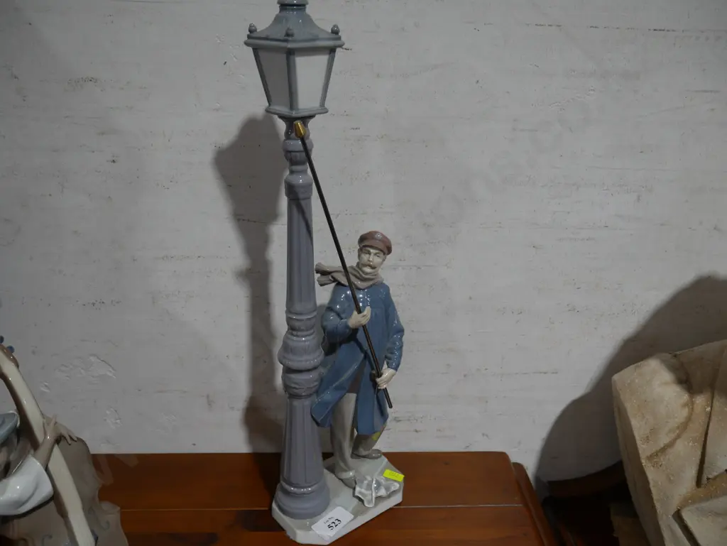 Lladro man and street lamp Image 1++