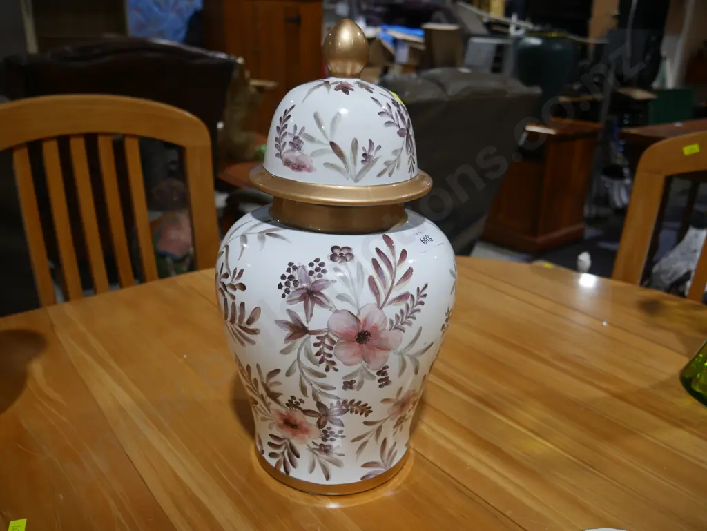 Lidded urn Image 1++