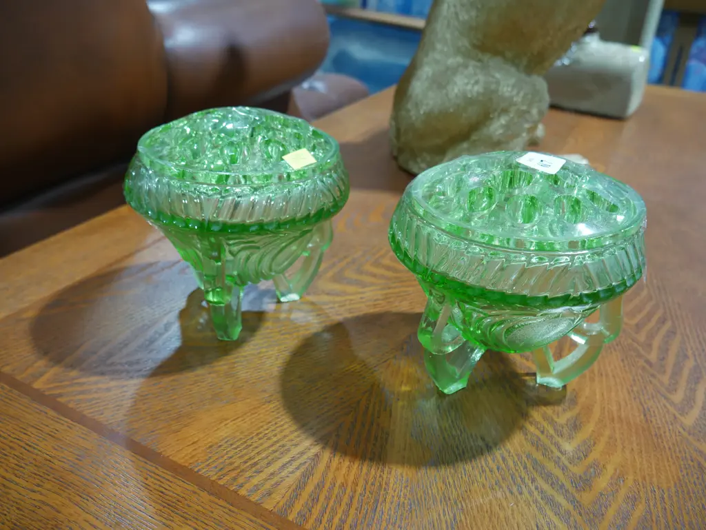Pr green glass vases Image 1++