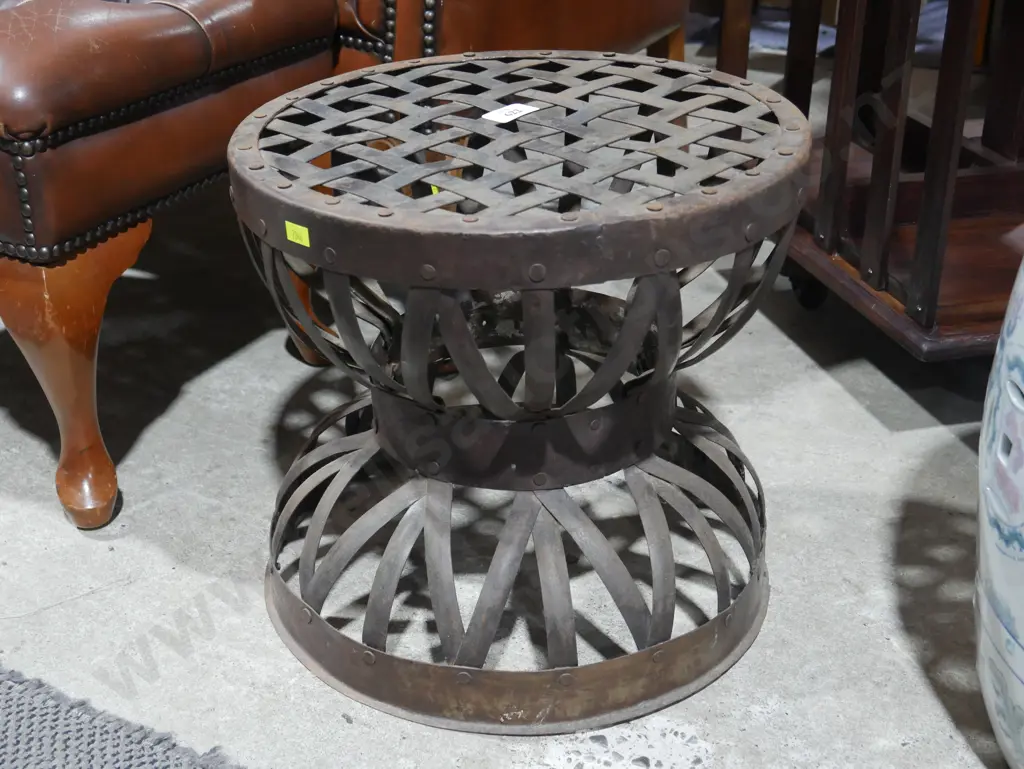 Metal stool Image 1++