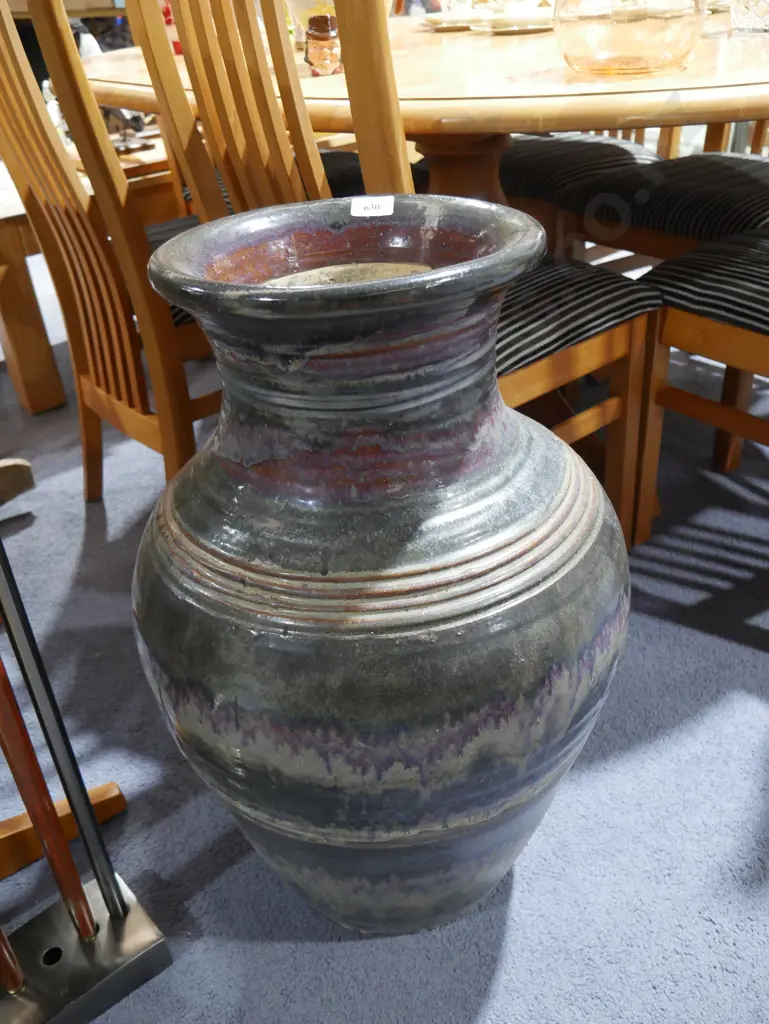 Large pottery vase Image 1++