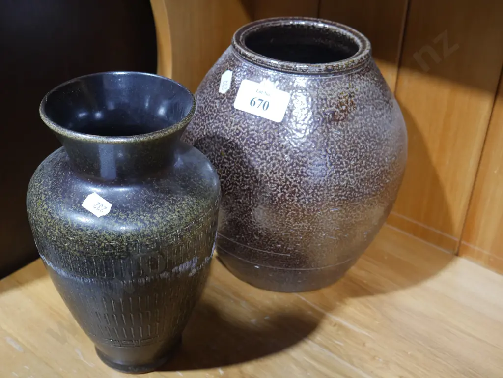 2 pottery vases Image 1++