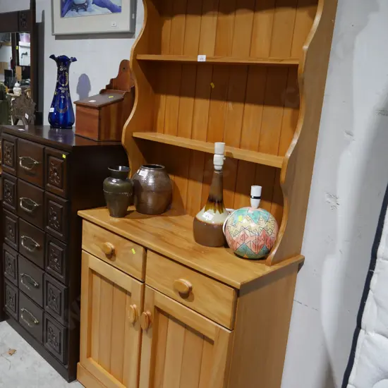 Hutch dresser