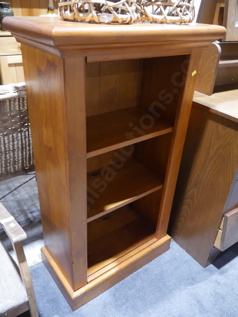 Small timber bookcase Image 1++