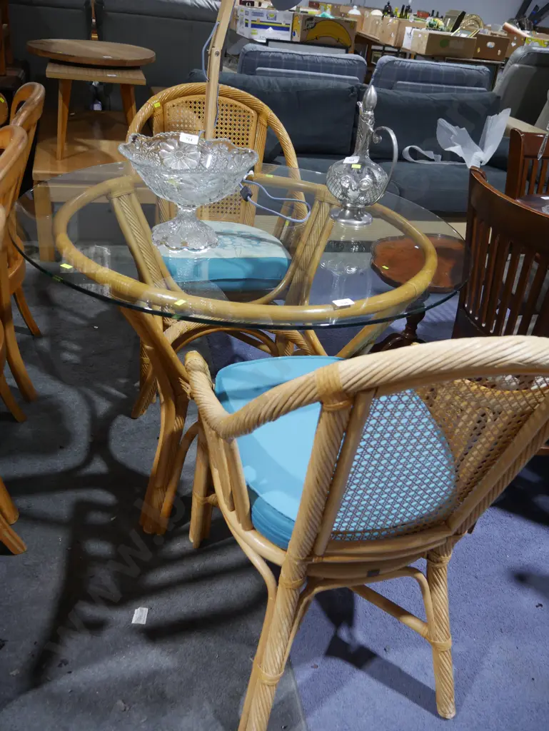 Cane table and 2 chairs Image 1++
