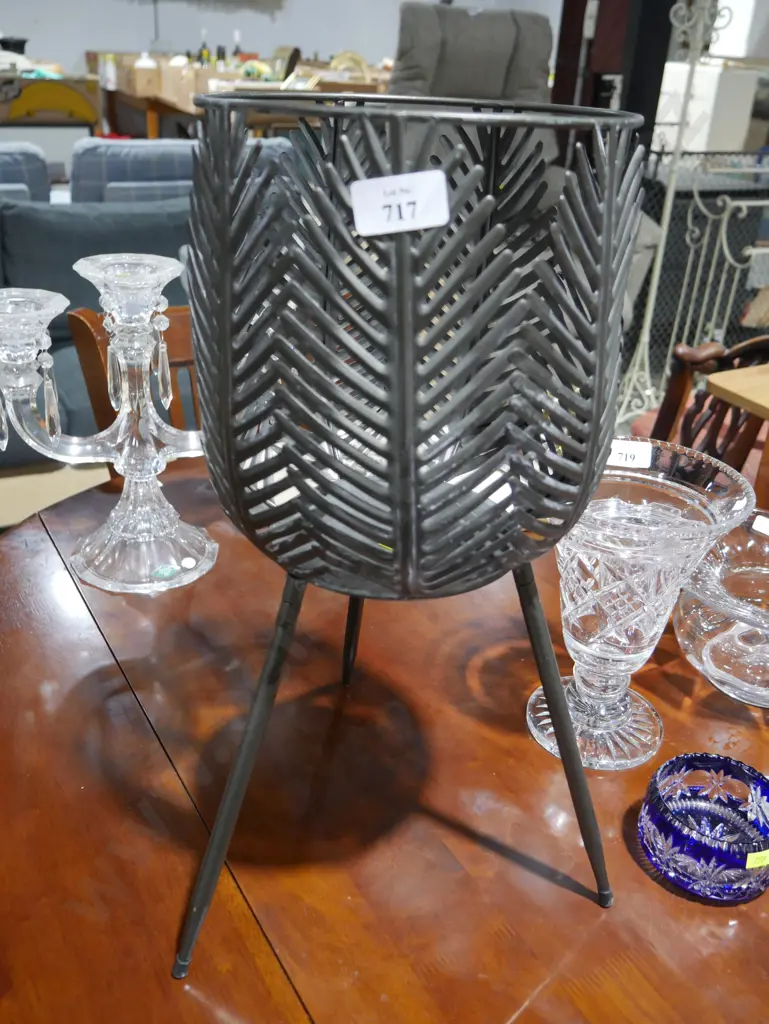 Metal vase Image 1++