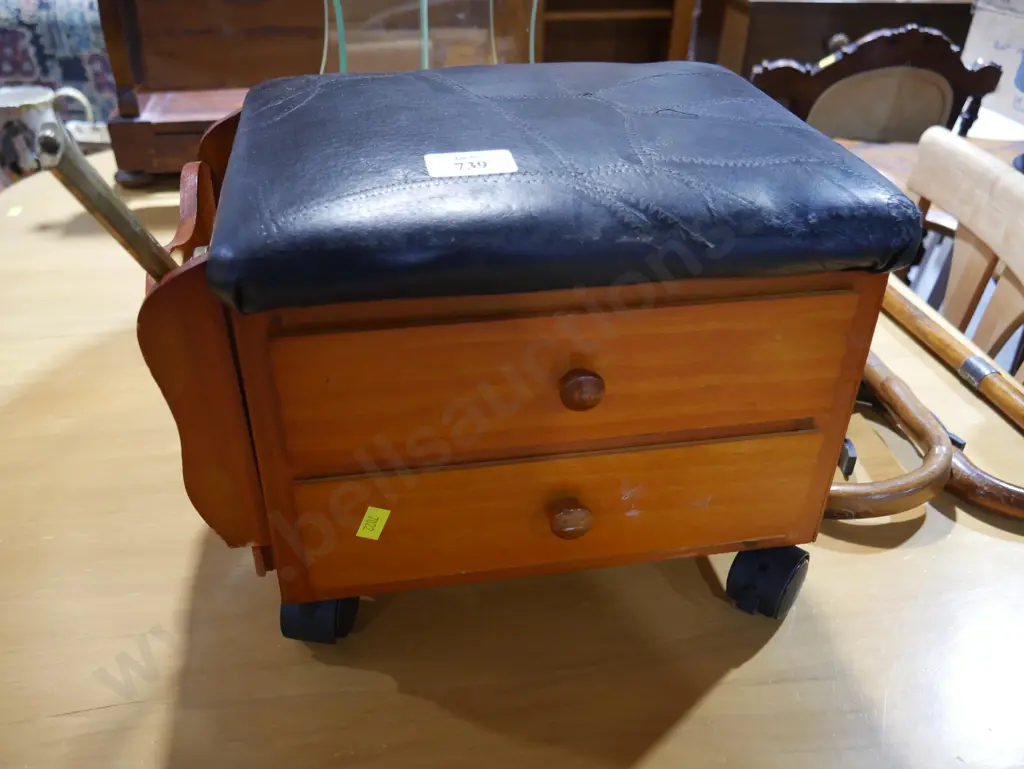 Small stool with drawers Image 1++