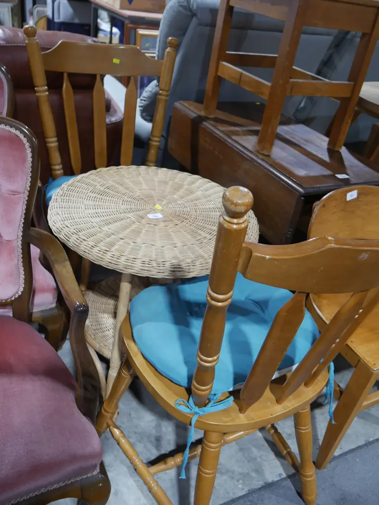 Cane table and 2 chairs Image 1++