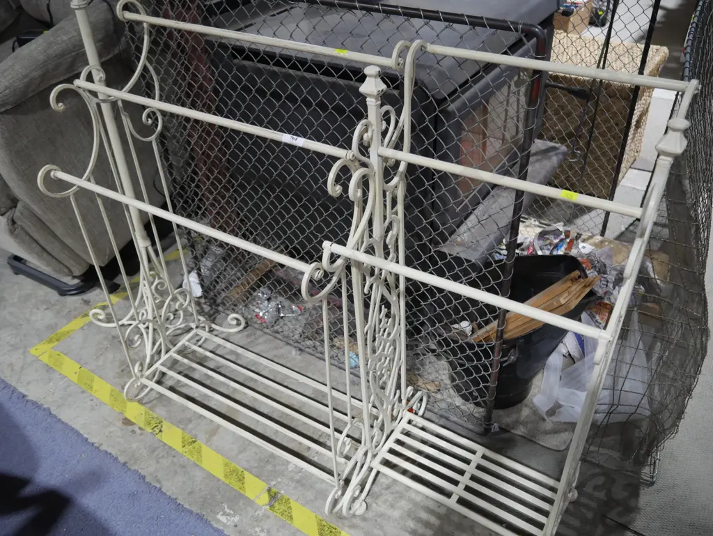 2 metal towel rails Image 1++