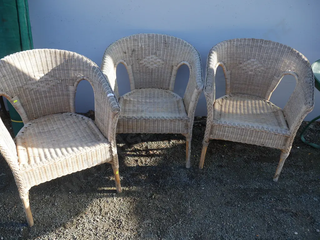 3 outdoor wicker chairs Image 1++