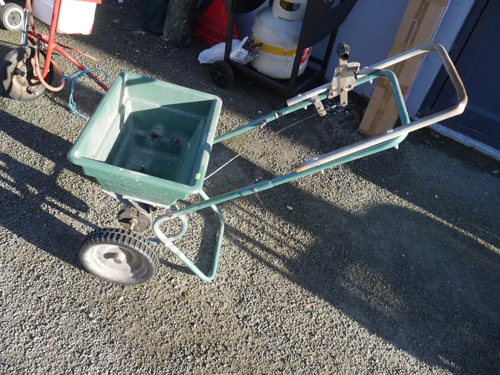 Walk behind seed spreader Image 1++