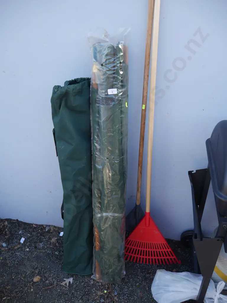 Sun umbrella, folding rocker chair, leaf rakes Image 1++