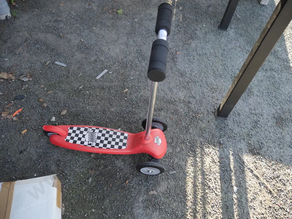 Childs scooter Image 1++