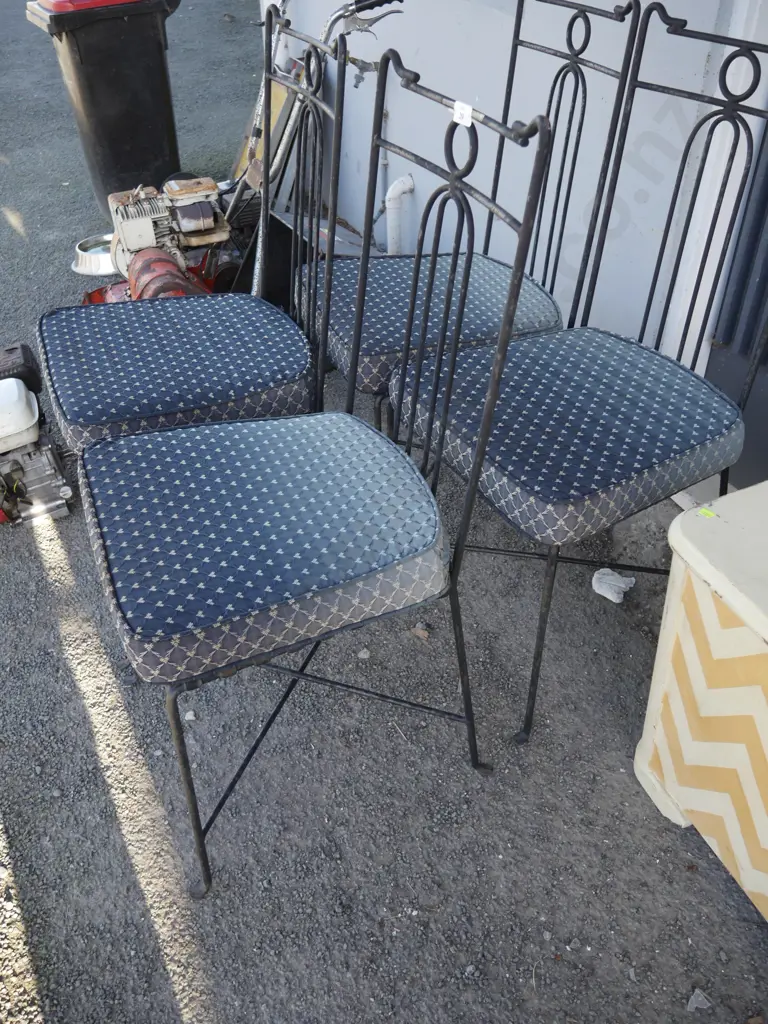 4 metal frame chairs Image 1++