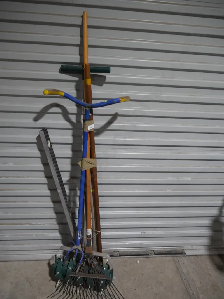 Assorted garden tools, level, lawn aerator Image 1++