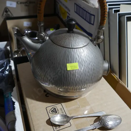 Teapot, teaspoons