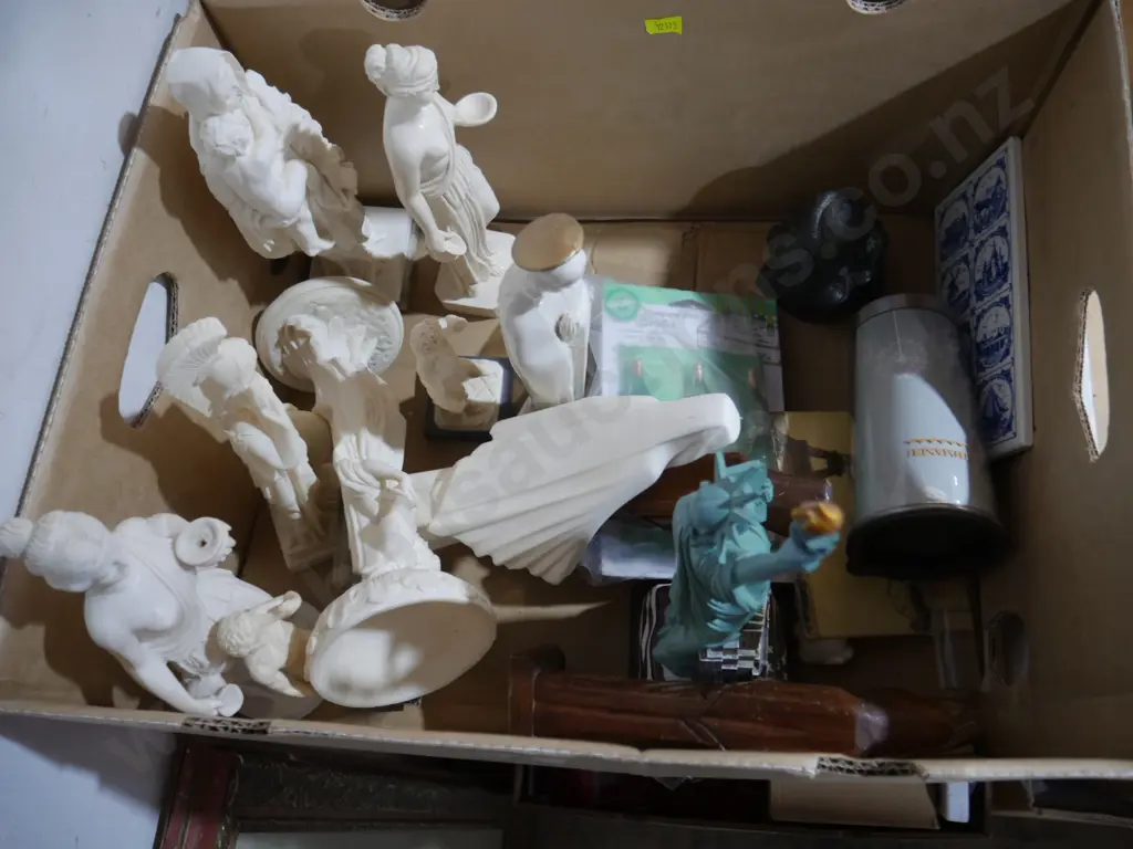 Figurine ornaments etc Image 1++