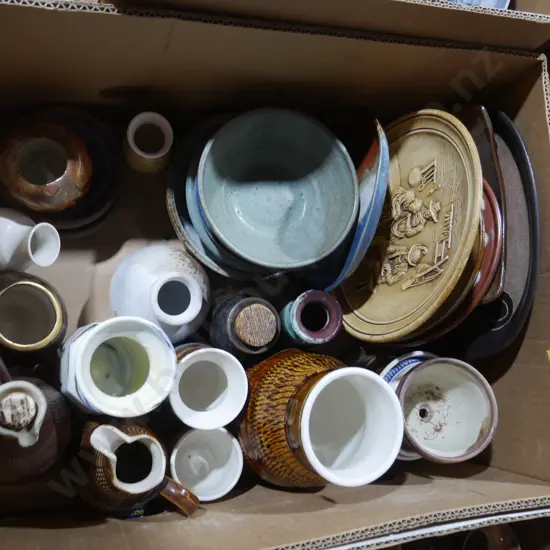 Assorted pottery ware
