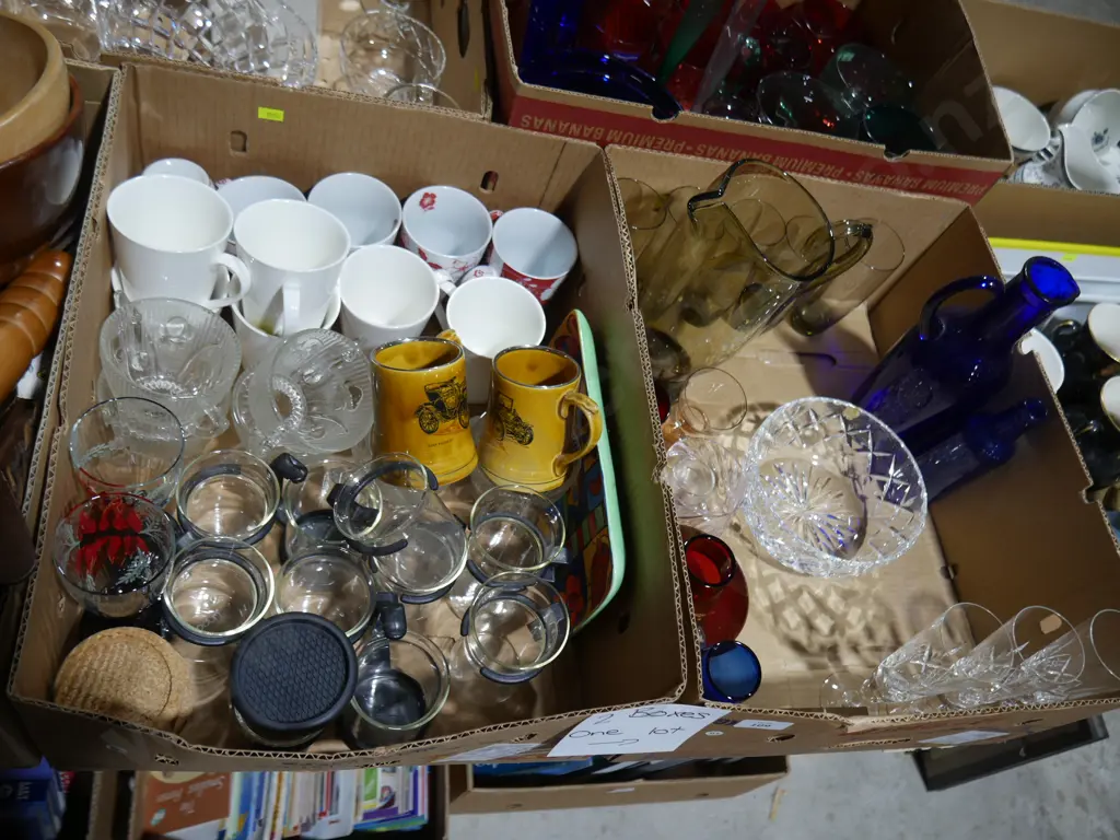 2 boxes of glassware, coffee mugs Image 1++