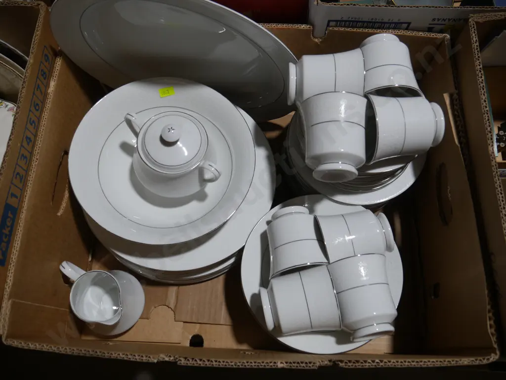 White dinnerware Image 1++