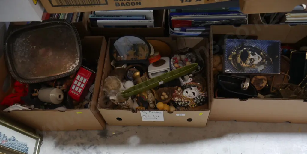 3 boxes of ornaments, sundries Image 1++