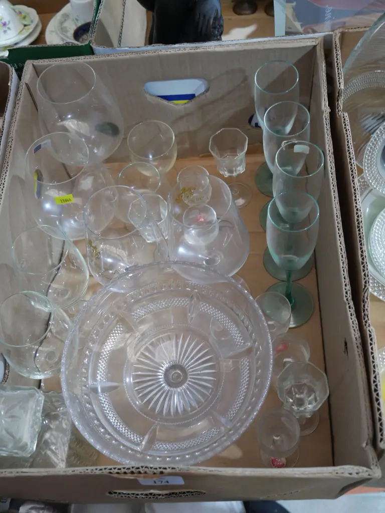 Box of glassware Image 1++