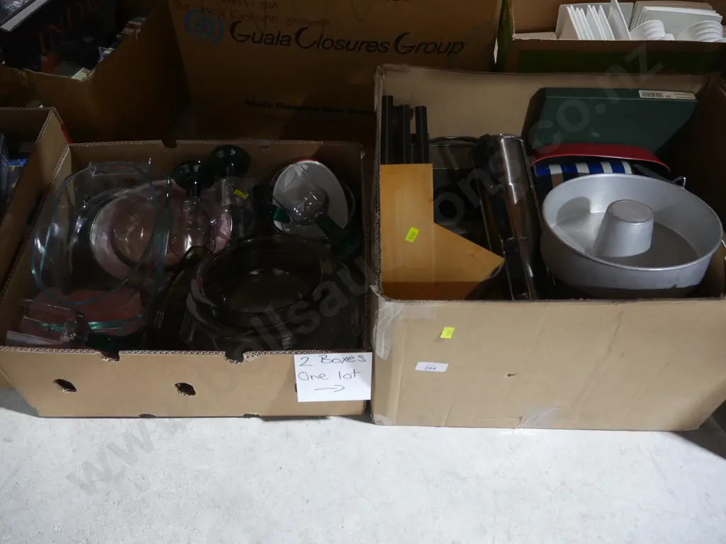 Two boxes of kitchenware Image 1++