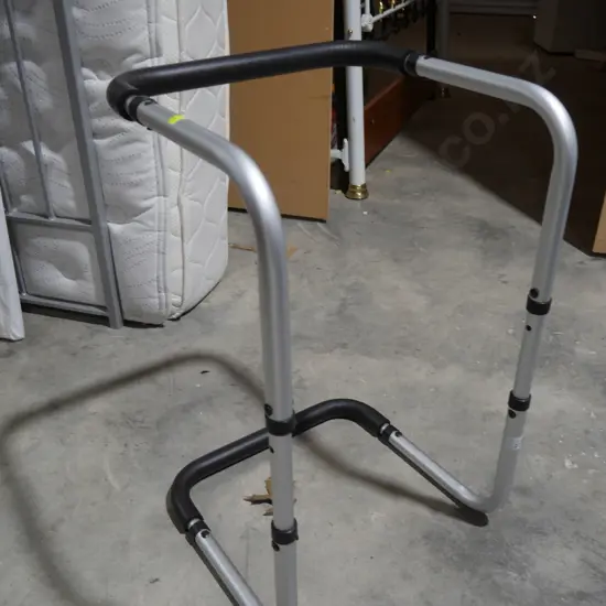 Knee frame for blankets