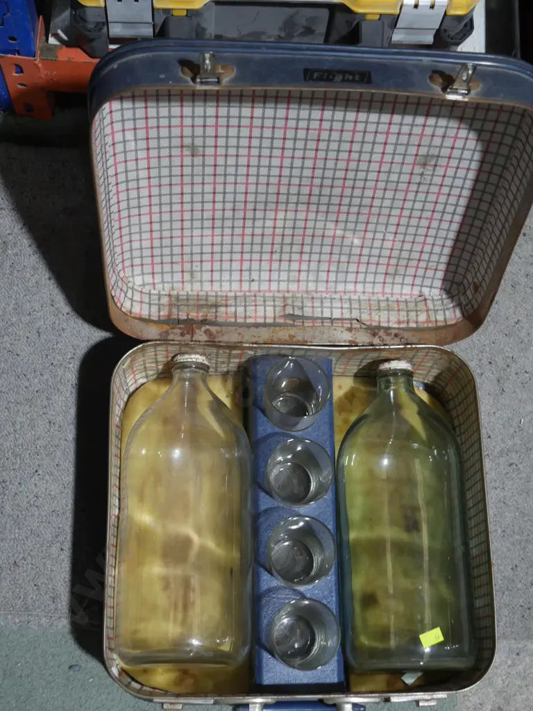 Flagons and case Image 1++