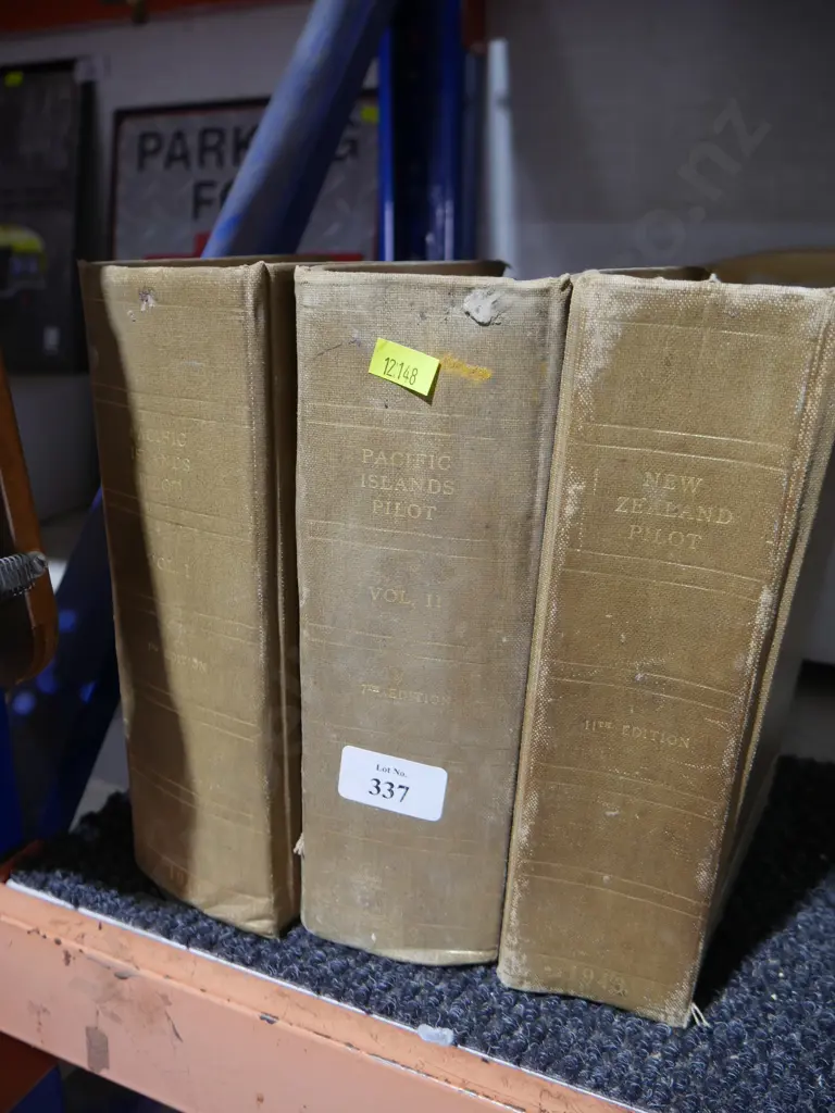 Pacific islands and New Zealand pilot books Image 1++