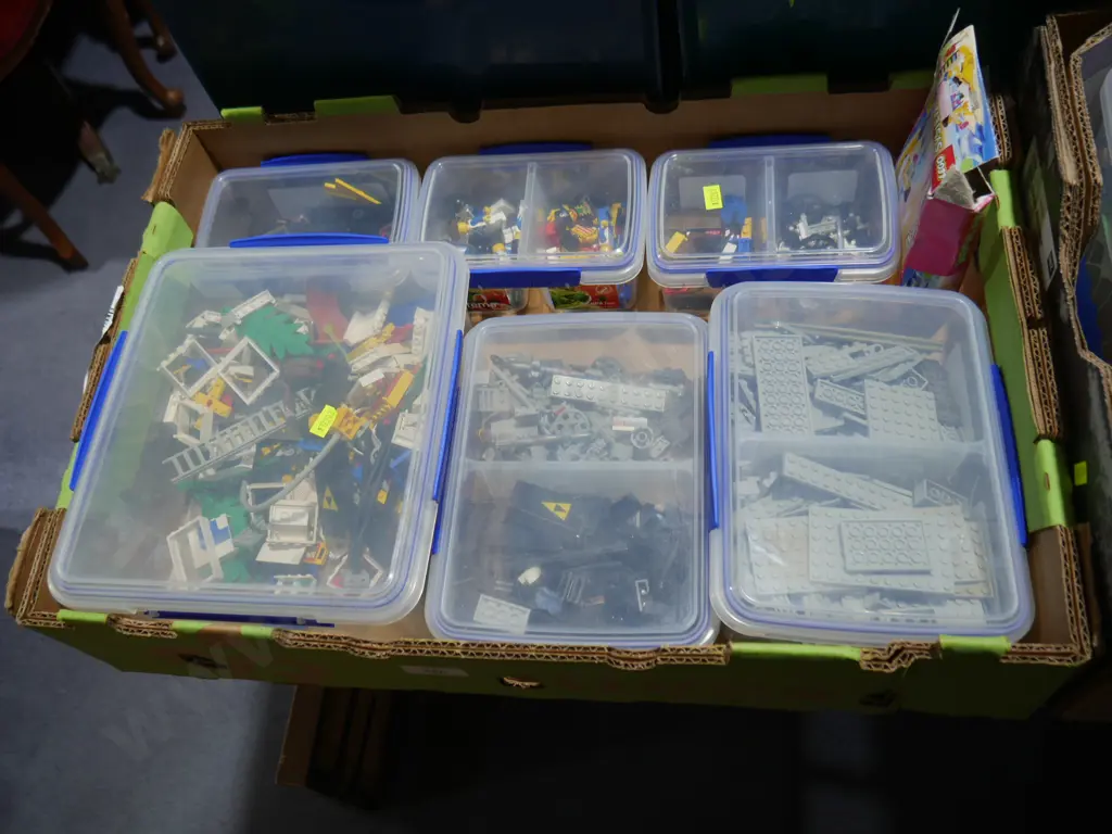 Box of LEGO Image 1++