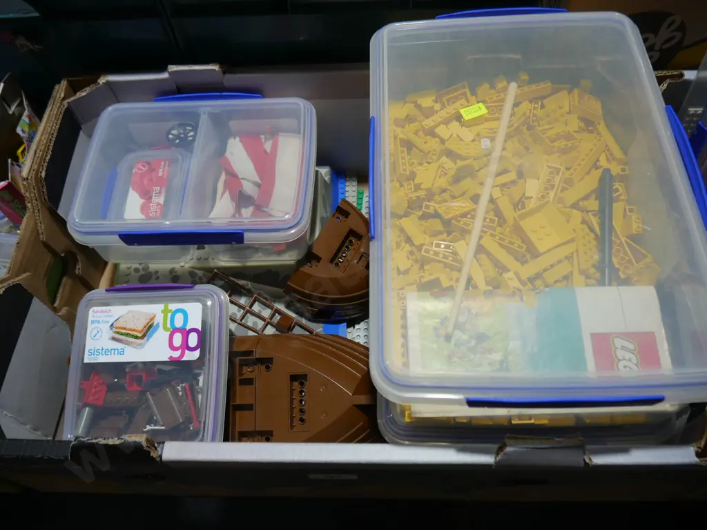 Box of LEGO Image 1++