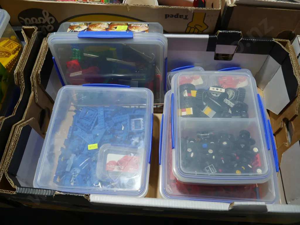 Box of LEGO Image 1++